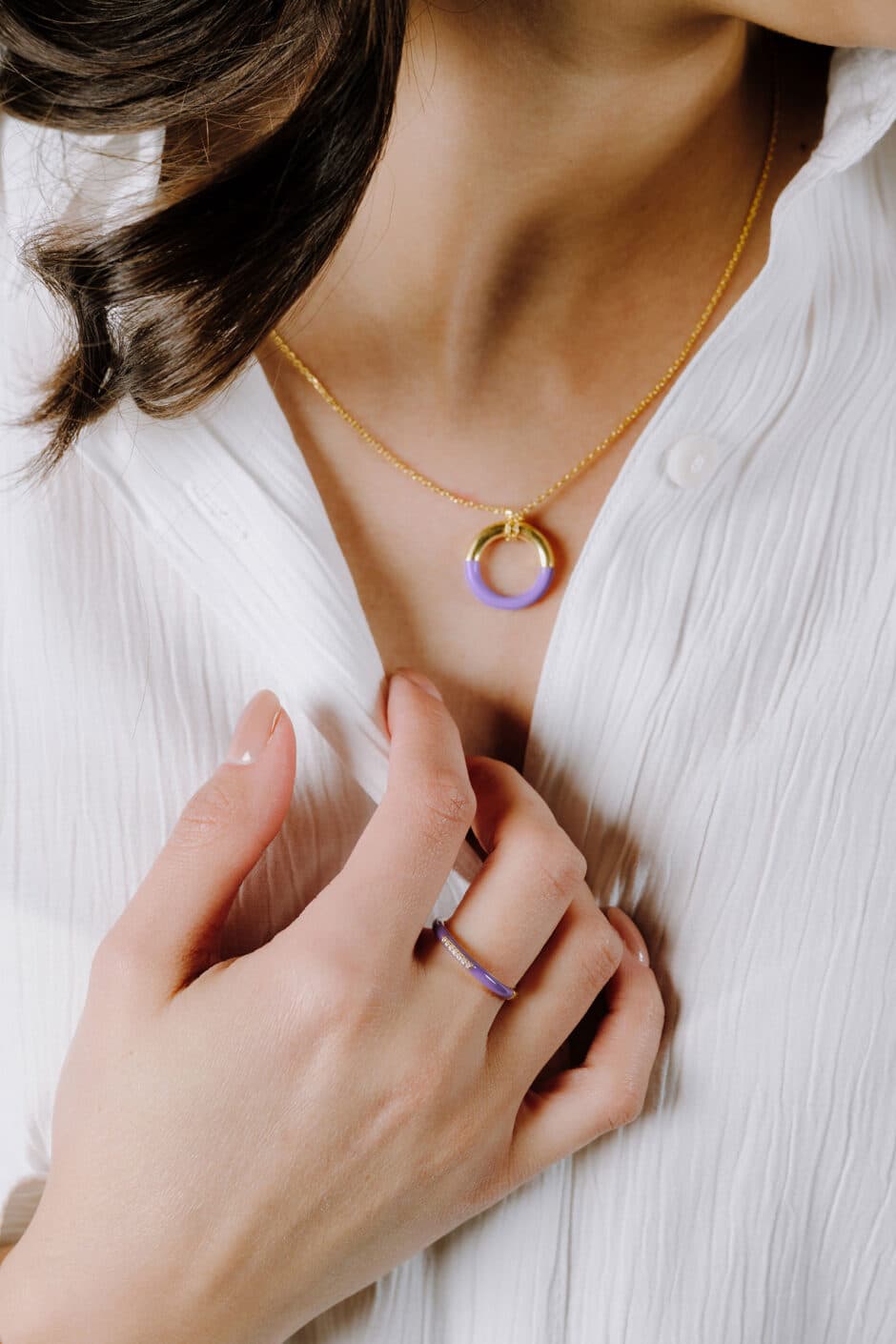 Modern elegance: Adjustable Purple Enamel Gold Necklace by SARRA Jewellery. 925 sterling silver, 14k gold plating. Hypoallergenic. Luxurious SARRA box.