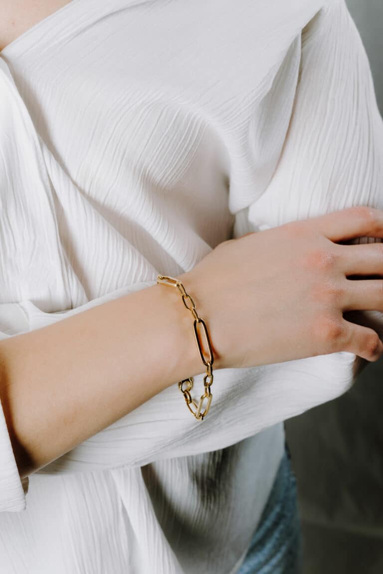 Timeless Box Chain Bracelet. 925 sterling silver, 14K gold plating. Adjustable 19.5cm length. Hypoallergenic, nickel-free, cadmium-free, lead-free. Presented in SARRA box.