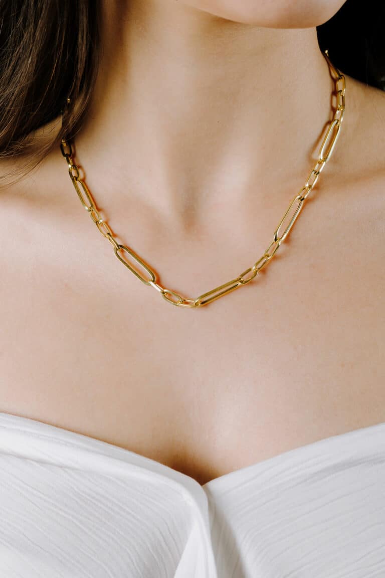 Timeless box chain necklace. 925 sterling silver, 14K gold plating. Adjustable length, hypoallergenic. SARRA box. Perfect for gifting.