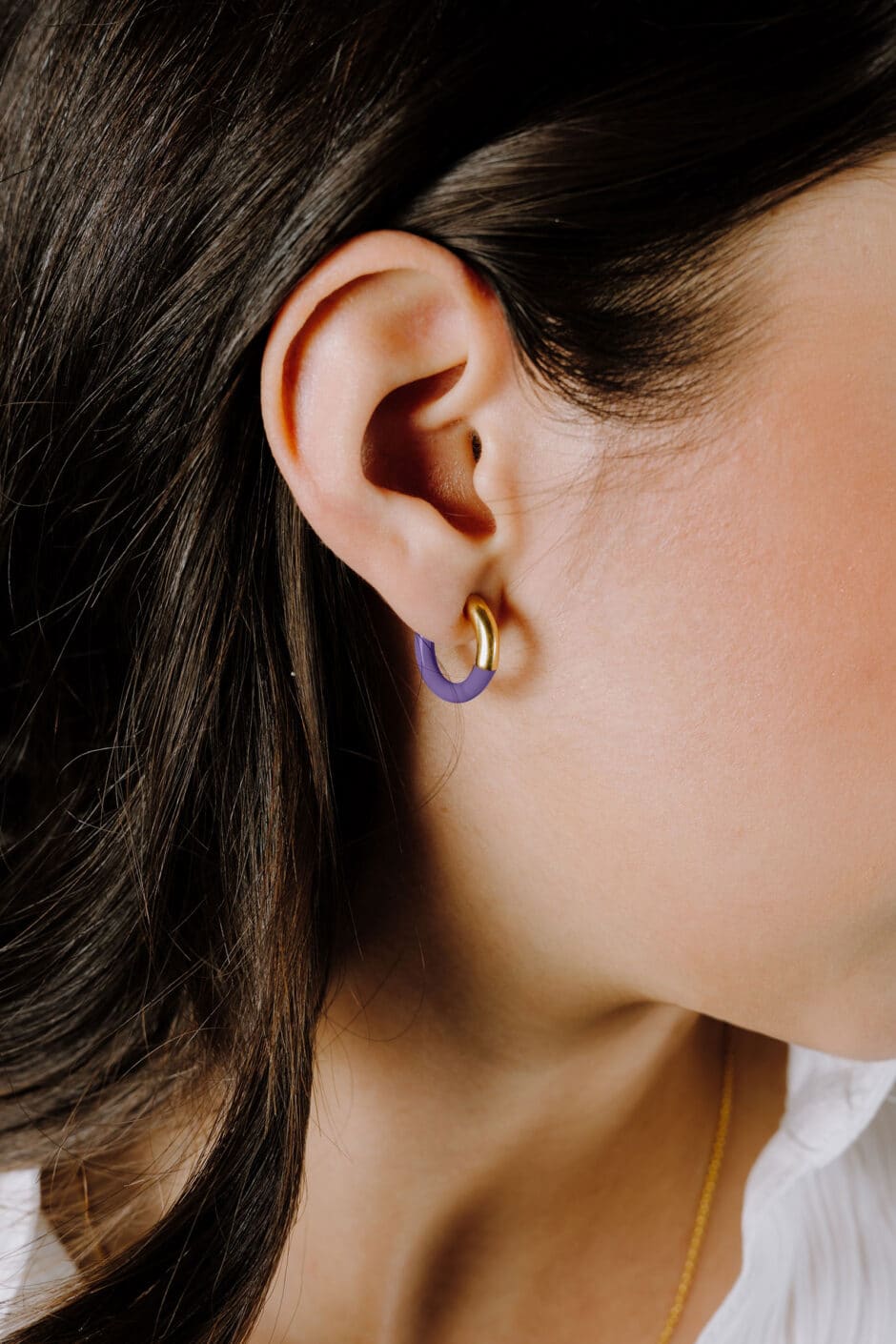 Hand-painted enamel round hoops in purple. 925 sterling silver, 9K gold plated. Sold as pair, hypoallergenic. Presented in SARRA box. Diameter: 18mm, Thickness: 5mm.